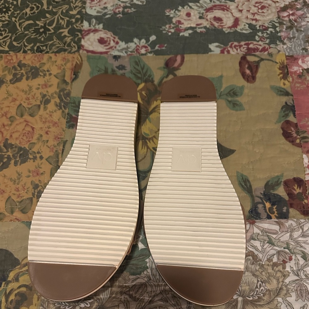 Dolce Vita Buckle Slides. NWOT, women’s size 10. - Picture 9 of 9